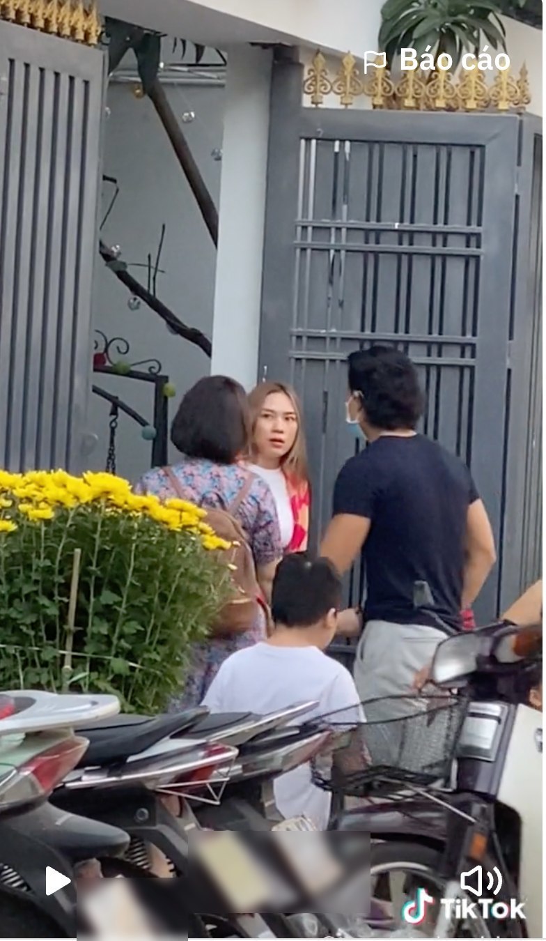  
Mai Tài Phến xuất hiện trước nhà Mỹ Tâm vào dịp Tết vừa qua. (Ảnh: TikTok @zoomshowbiz)