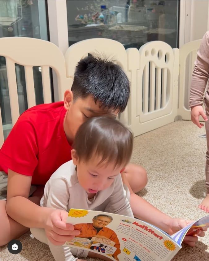 
Subeo âu yếm đọc sách cho em gái Lisa, khoảnh khắc dễ thương của các bé khiến công chúng xuýt xoa thích thú. (Ảnh: IG henrylisaleon) - Tin sao Viet - Tin tuc sao Viet - Scandal sao Viet - Tin tuc cua Sao - Tin cua Sao