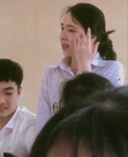  
Cô gái khóc nức nở vì cả lớp không có lấy một tấm ảnh chung. (Ảnh: TikTok n.l.0307)