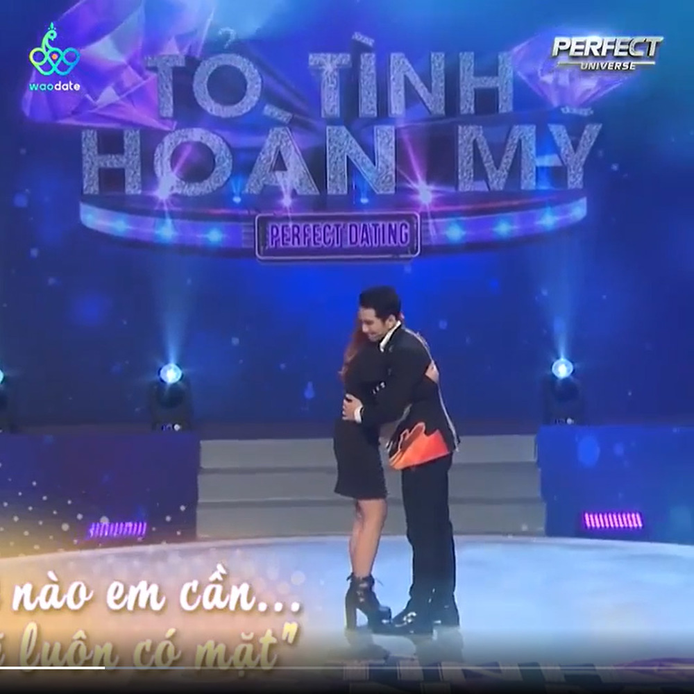  
Anh còn có hành động thân thiết với một cô gái. (Ảnh: Chụp màn hình video Fanpage Tỏ Tình Hoàn Mỹ)