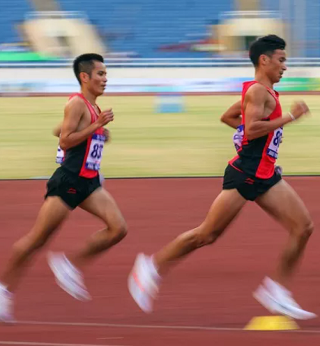  Bên cạnh VĐV Nguyễn Văn Lai - người giành HCV tại nội dung 10.000m nam, chàng trai với vóc dáng nhỏ bé phía sau cũng được cư dân mạng đặc biệt quan tâm sau hình ảnh chiến thắng đầy cảm xúc. (Ảnh: Báo Người lao động)