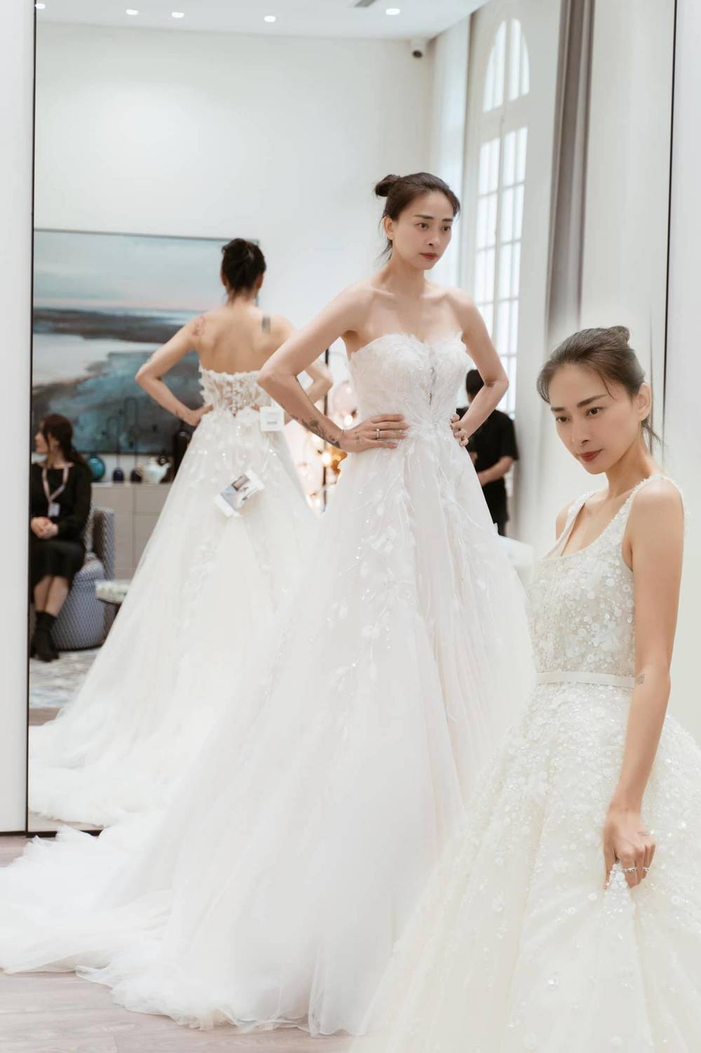 
Ngô Thanh Vân từng thử chiếc váy này, dù được khen nhưng cô không diện ở lễ cưới chính. (Ảnh: FB Ngo Thanh Van)