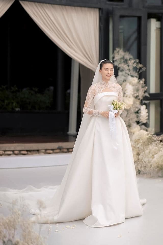 
Với chiếc váy này, Ngô Thanh Vân trở thành cô dâu xinh đẹp của Huy Trần. (Ảnh: FB Ngo Thanh Van)