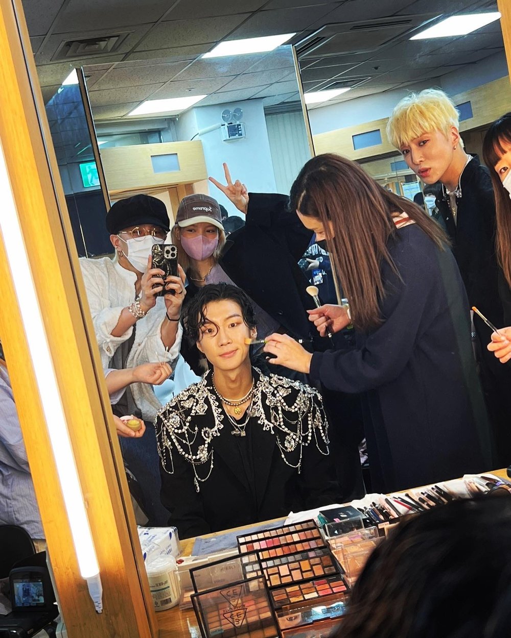  Các idol khác giới nhà YG mặc kệ luật cấm công ty, không ngừng bên cạnh ủng hộ nhau. (Ảnh: Instagram @maetamong)