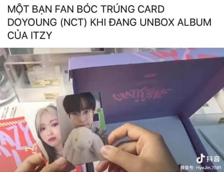  Photocard Doyoung (NCT) đi lạc sang album của ITZY. (Ảnh: TikTok @Hyejin.7591)