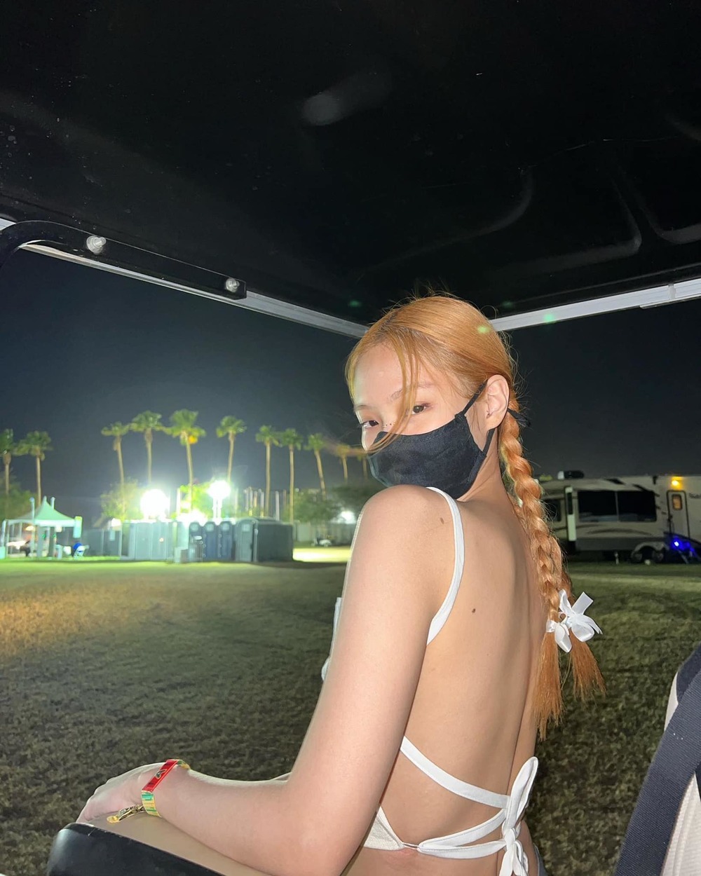  Jennie diện áo dây hở lưng táo bạo tại trời Tây. (Ảnh: Instagram @jennierubyjane)