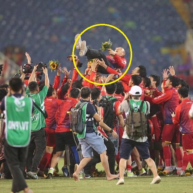  
HLV Park Hang-seo được học trò tung lên không trung trong màn ăn mừng chiến thắng. (Ảnh: FB Hà Nội)