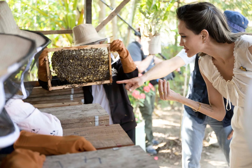  Người đẹp còn đứng ra phát động chương trình bảo vệ ong, giúp đỡ phụ nữ tại Campuchia. Ảnh: Twitter