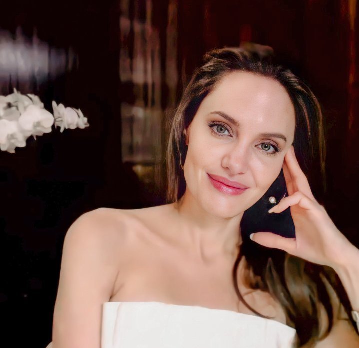  Việc mắc chứng liệt nửa mặt khiến mặt của Angelina Jolie không được cân đối. Ảnh: Twitter