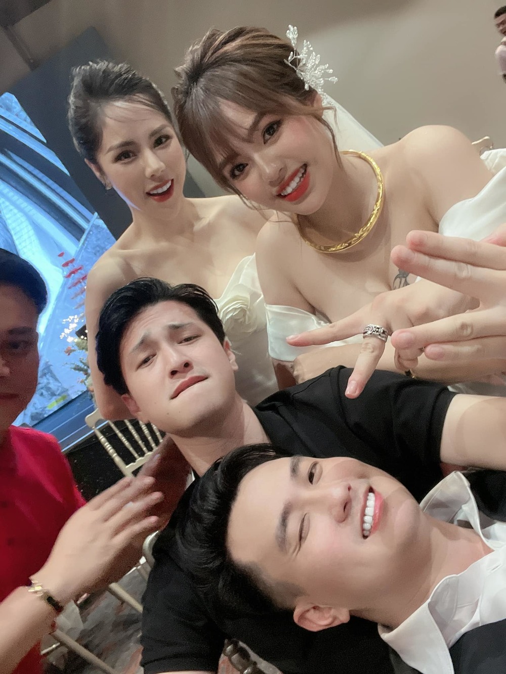 Huỳnh Anh và bạn gái cũng đến lễ cưới. (Ảnh: FB Lâm Diễm Quỳnh) - Tin sao Viet - Tin tuc sao Viet - Scandal sao Viet - Tin tuc cua Sao - Tin cua Sao