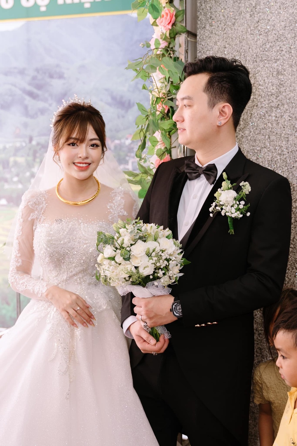 Cặp đôi trong đám cưới tại nhà. (Ảnh: FB Lâm Diễm Quỳnh) - Tin sao Viet - Tin tuc sao Viet - Scandal sao Viet - Tin tuc cua Sao - Tin cua Sao