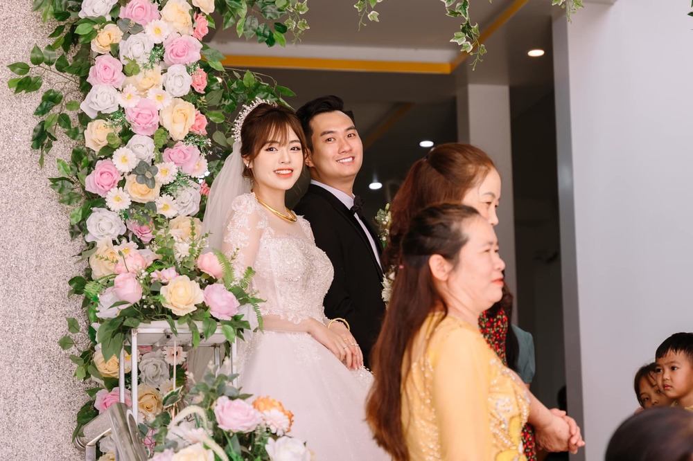 Khoảnh khắc xinh xắn của cô dâu. (Ảnh: FB Lâm Diễm Quỳnh) - Tin sao Viet - Tin tuc sao Viet - Scandal sao Viet - Tin tuc cua Sao - Tin cua Sao