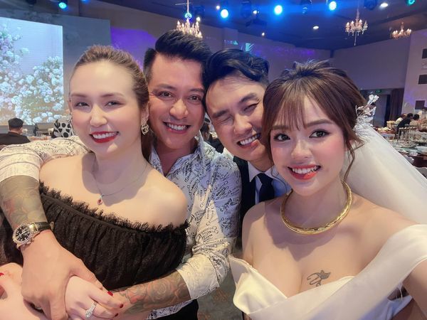 Cặp đôi tụ họp bạn bè trong ngày cưới. (Ảnh: FB Lâm Diễm Quỳnh) - Tin sao Viet - Tin tuc sao Viet - Scandal sao Viet - Tin tuc cua Sao - Tin cua Sao
