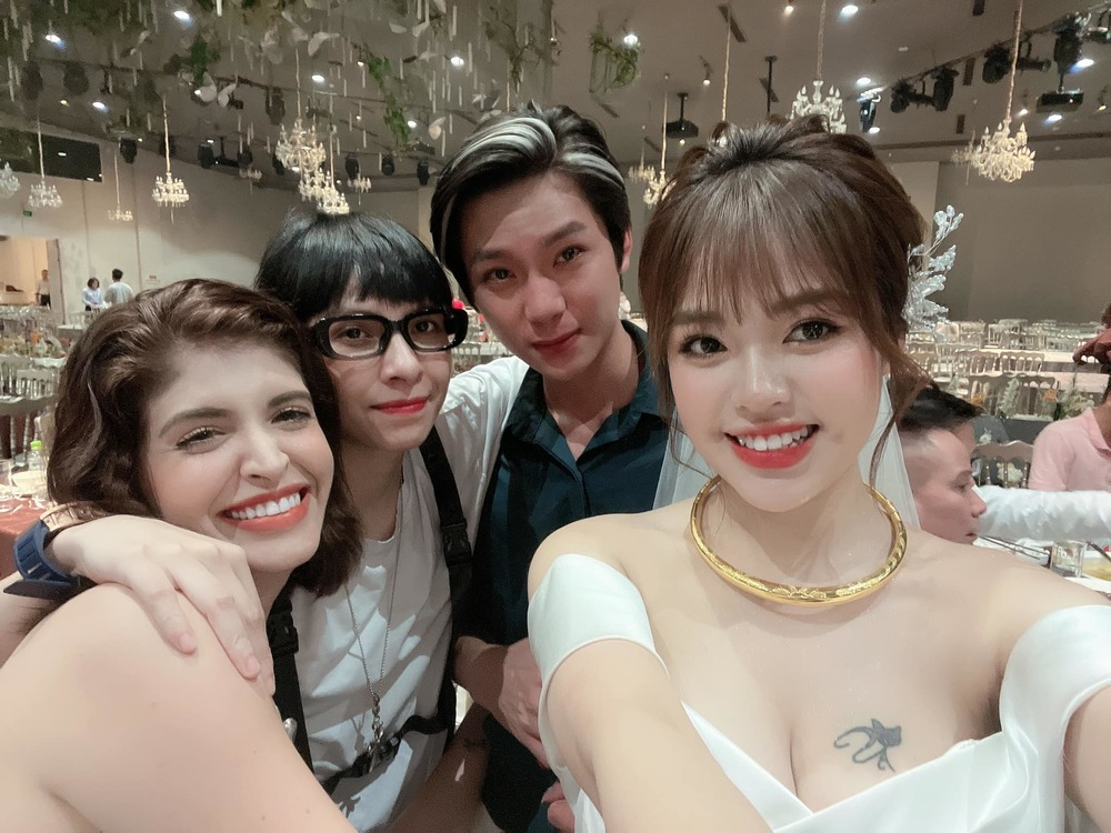 Cô dâu chụp ảnh cùng nhiều bạn bè, đồng nghiệp của chồng. (Ảnh: FB Lâm Diễm Quỳnh) - Tin sao Viet - Tin tuc sao Viet - Scandal sao Viet - Tin tuc cua Sao - Tin cua Sao