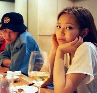 Jennie và G-Dragon đi ăn cùng nhau. (Ảnh: Pann)