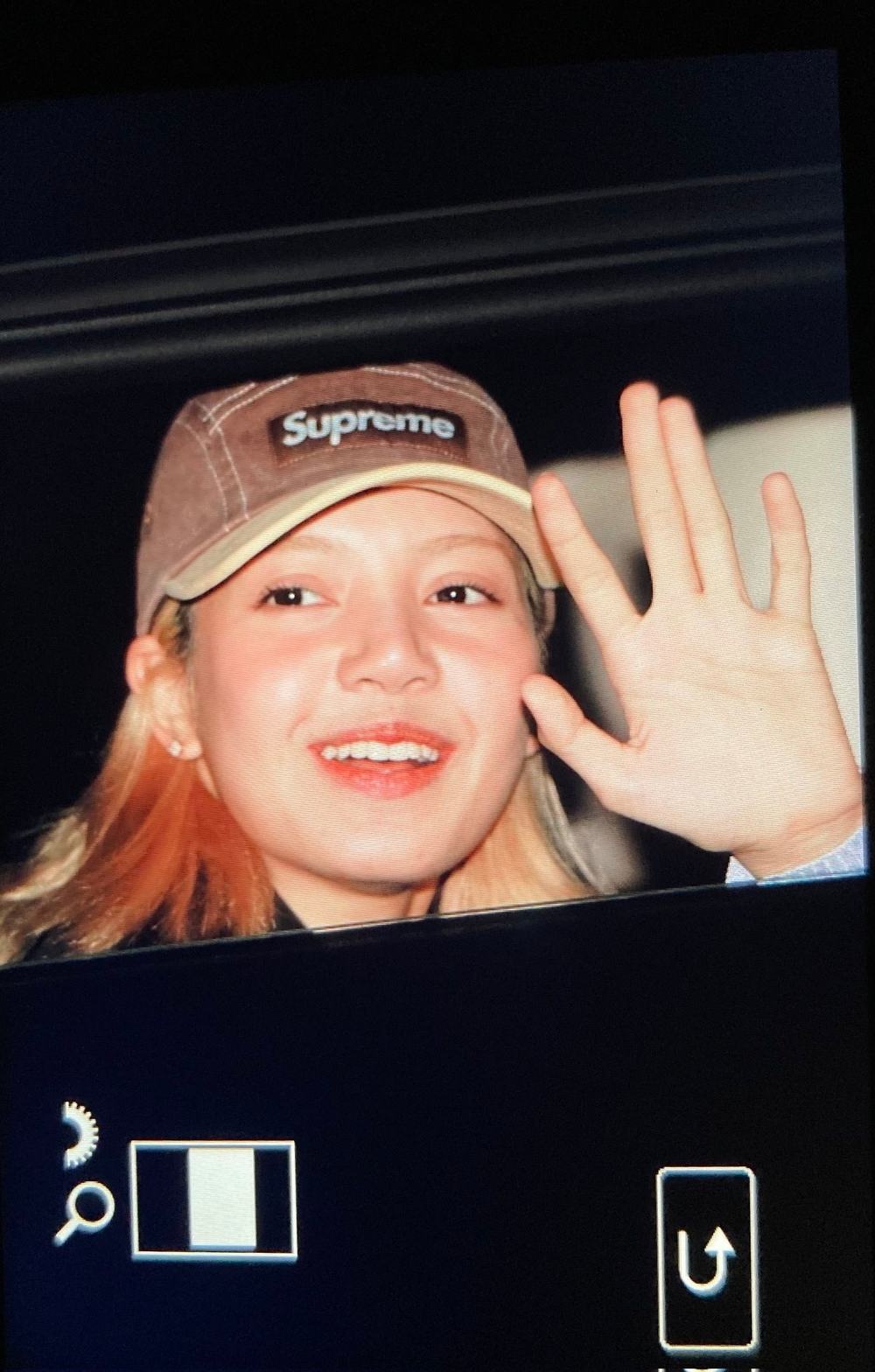 Lisa chào fan khi đến concert của WINNER. (Ảnh: Pinterest)