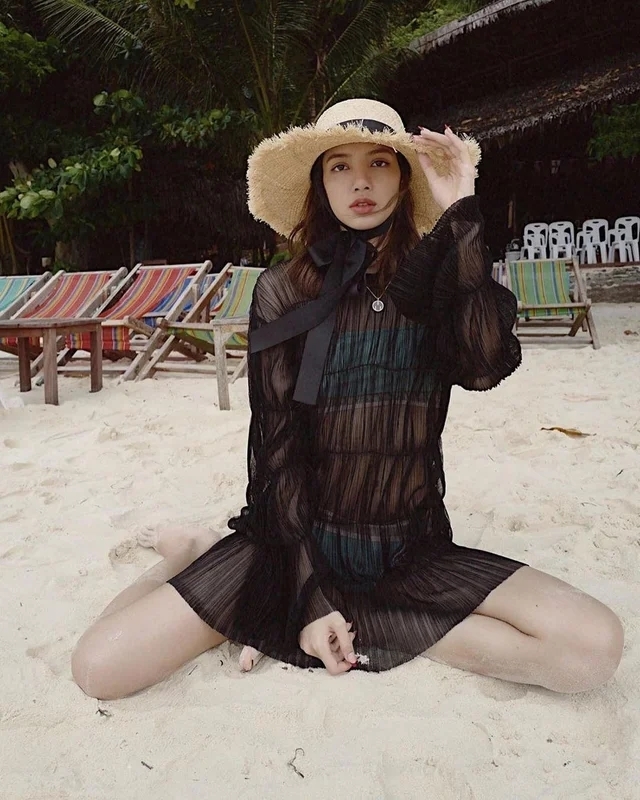  Lisa rất thích phong cách "nửa kín nửa hở" khi đi biển. (Ảnh: Instagram @lalalalisa_m)