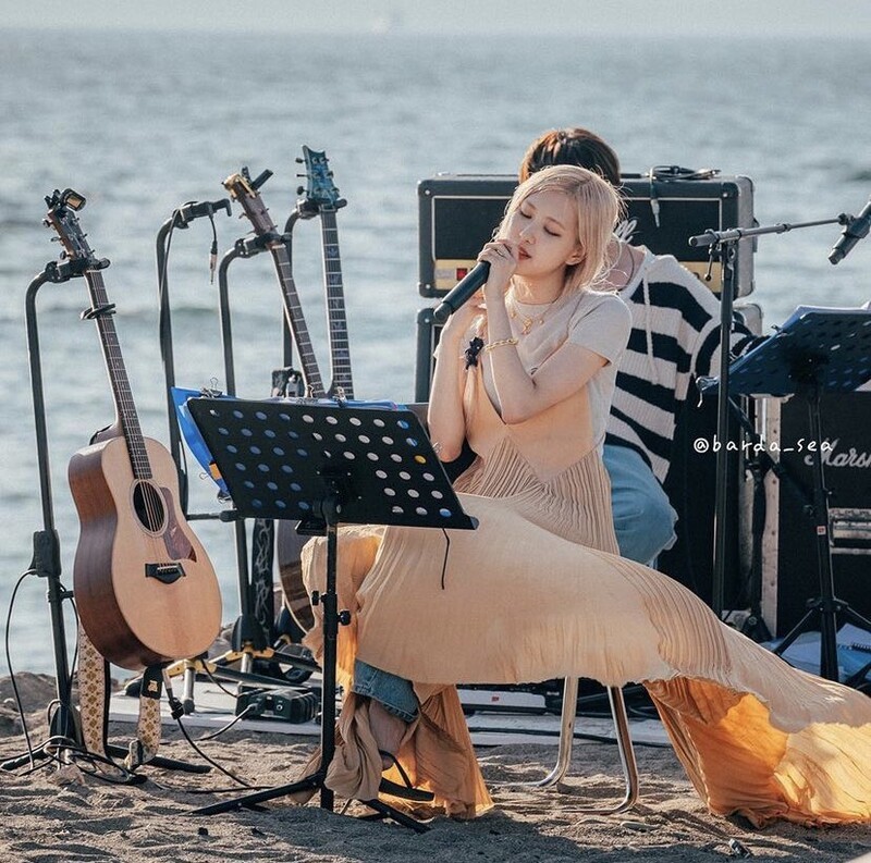  Rosé tựa nàng thơ khi đi hát trên bờ biển. (Ảnh: Twitter @baraa_sea)