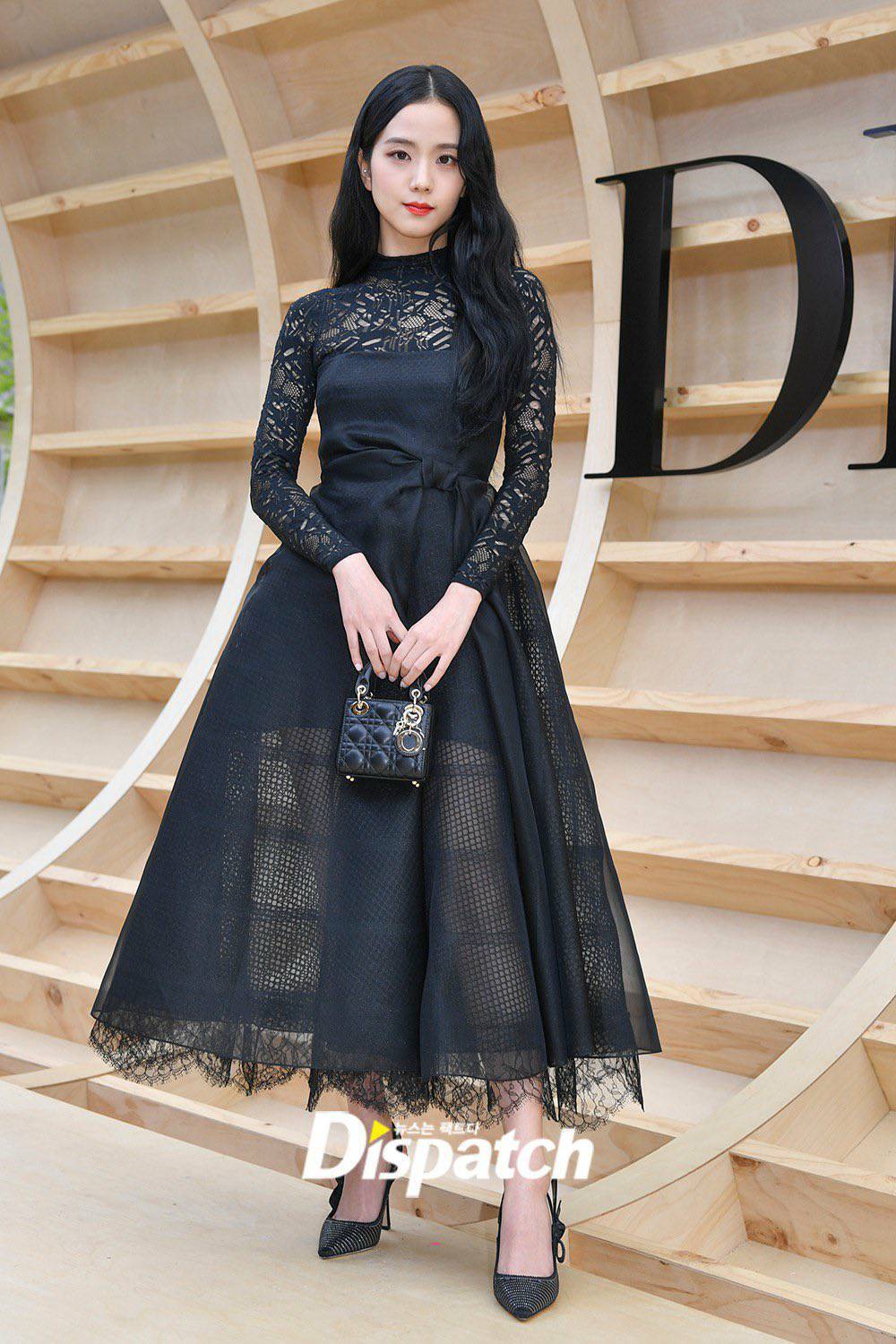  Jisoo diện váy ren đen xuyên thấu đầy thanh lịch tại sự kiện Dior Fall 2022. (Ảnh: Dispatch)
