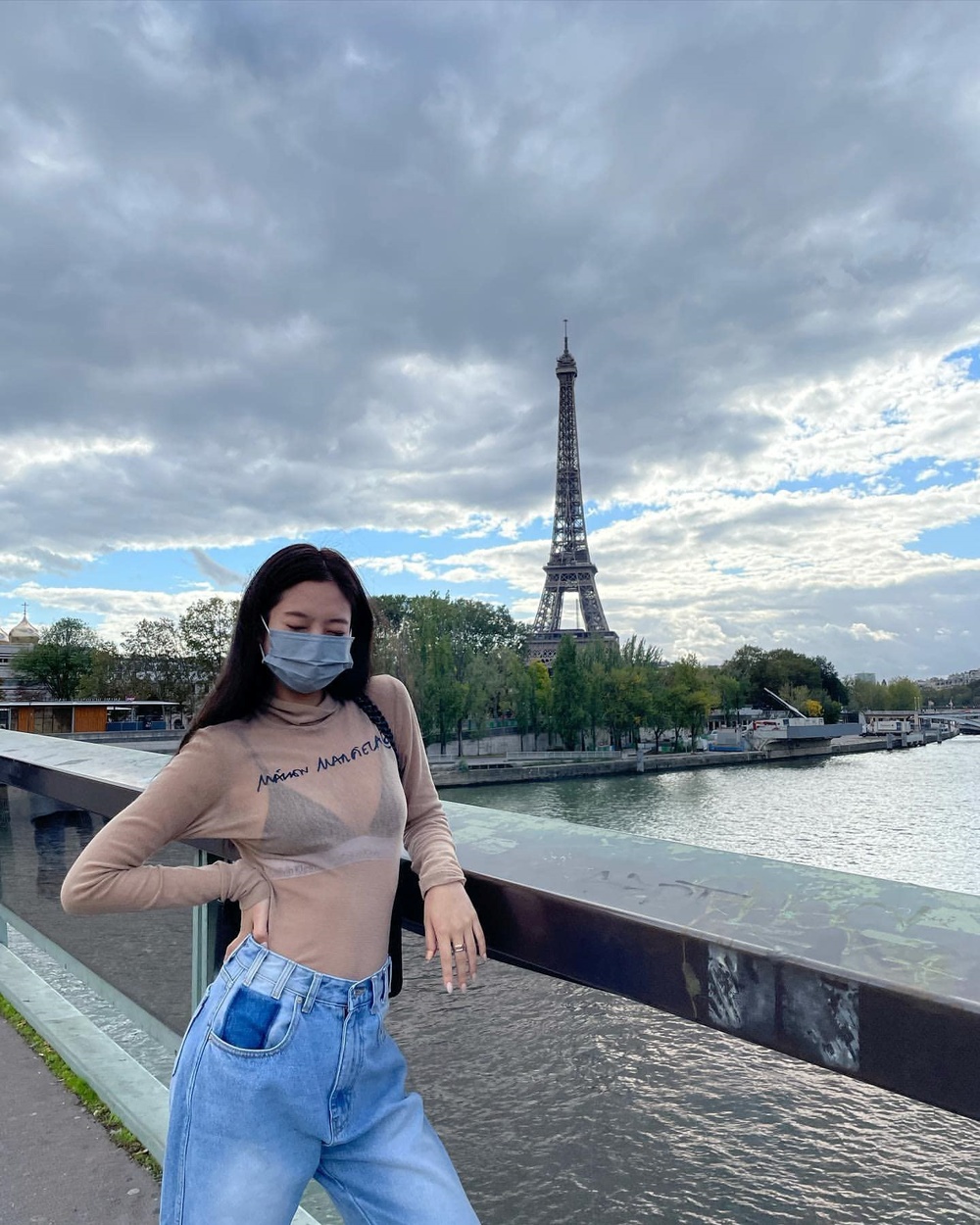  Jennie từng khiến các fan trầm trồ khi diện áo xuyên thấu để lộ nội y đi dạo phố Paris. (Ảnh: Instagram @jennierubyjane)
