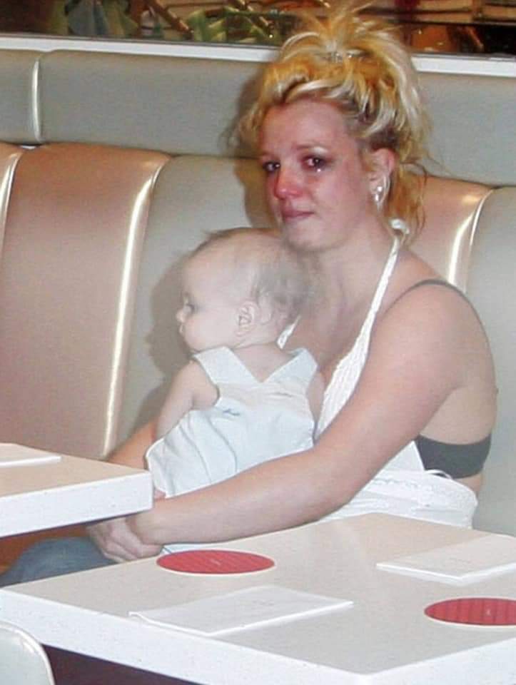  
Từng có khoảng thời gian Britney Spears ôm con khóc vì bị phóng viên theo chân. (Ảnh: TravelMag)