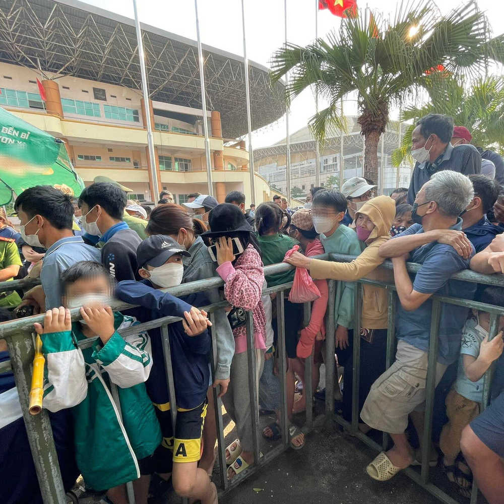 
Chỉ sau 1 lần xếp hàng mua vé, bà con có thể mua đủ vé để xem toàn bộ các trận đấu trên sân Việt Trì. (Ảnh: Thanh Niên)