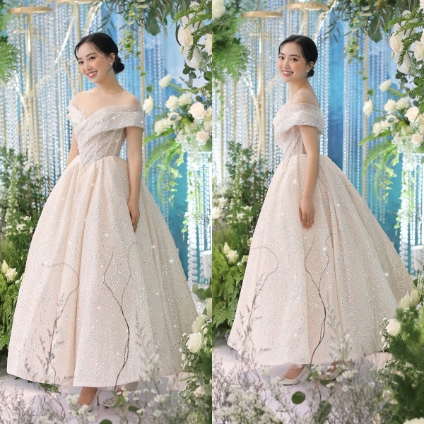 
Bà xã xinh đẹp của Hà Đức Chinh khoe bờ vai ngọc ngà với mẫu váy cưới thứ 2. 