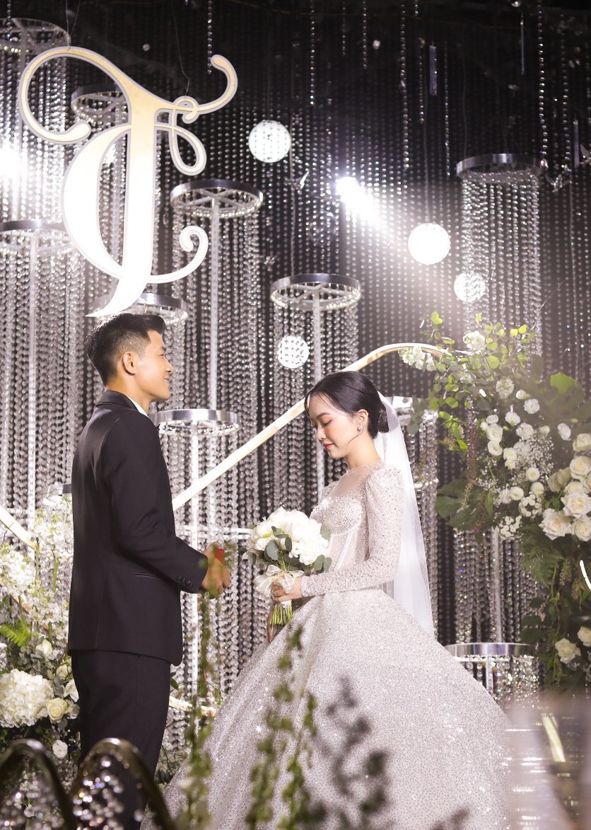 
Mai Hà Trang hóa cô dâu lộng lẫy khi diện váy giá 650 triệu đồng. 