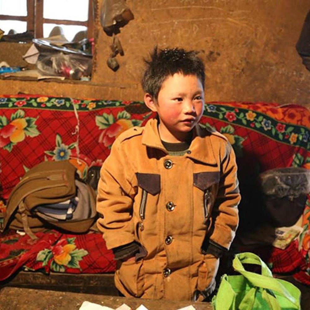    Tiểu Mãn từng phải ở trong ngôi nhà vách đất cũ nát. (Ảnh: Sohu)