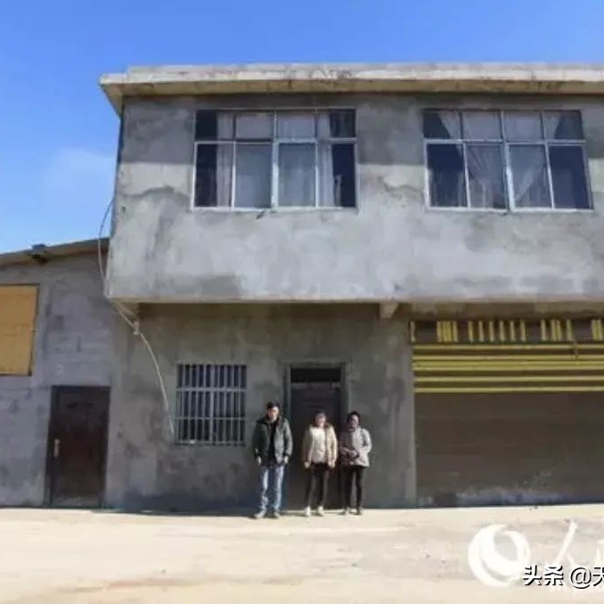    Sau khi được mạnh thường quân giúp đỡ, Tiểu Mãn và người nhà đã được chuyển sang nhà mới. (Ảnh: Weibo)