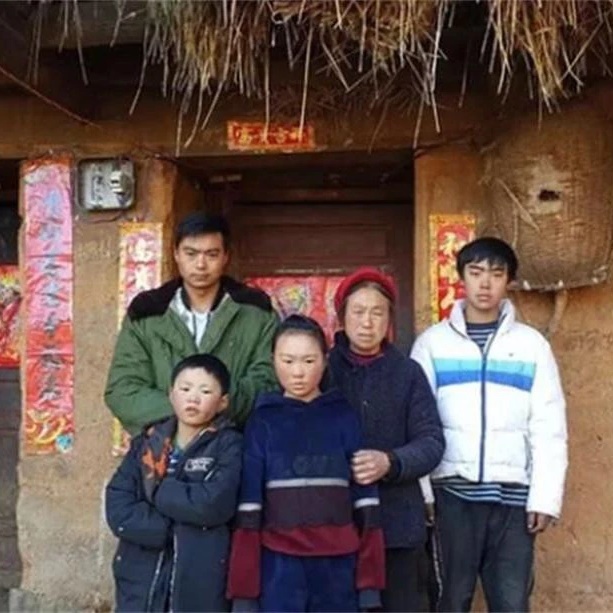    Gia đình cậu bé gặp cảnh nợ nần nên rất khó khăn. (Ảnh: 163)