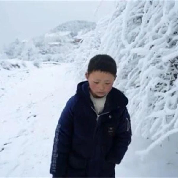    Vào mùa đông, mỗi ngày Tiểu Mãn đều phải vượt quãng đường xa lạnh giá đến lớp. (Ảnh: Sohu)