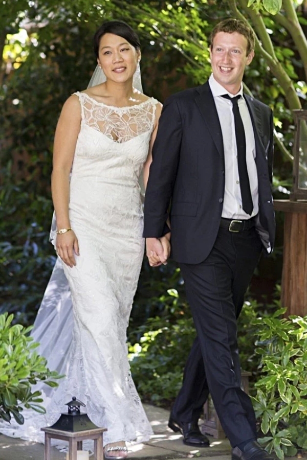
Đám cưới giản dị, bí mật được tổ chức ngay trong sân sau thuộc khuôn viên nhà của Mark Zuckerberg. (Ảnh: Pinterest)