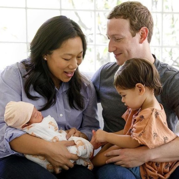 
Mặc dù bận rộn với công việc, Mark Zuckerberg vẫn dành thời gian chăm sóc cho gia đình nhỏ. (Ảnh: Pinterest)