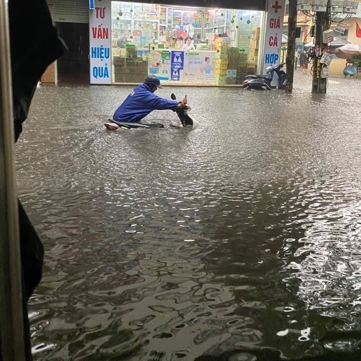  Mưa lớn tại Hà Nội kéo dài cả tiếng đồng hồ khiến nhiều nơi nước ngập ngang bụng. (Ảnh: Chụp màn hình Page Hà Nội)