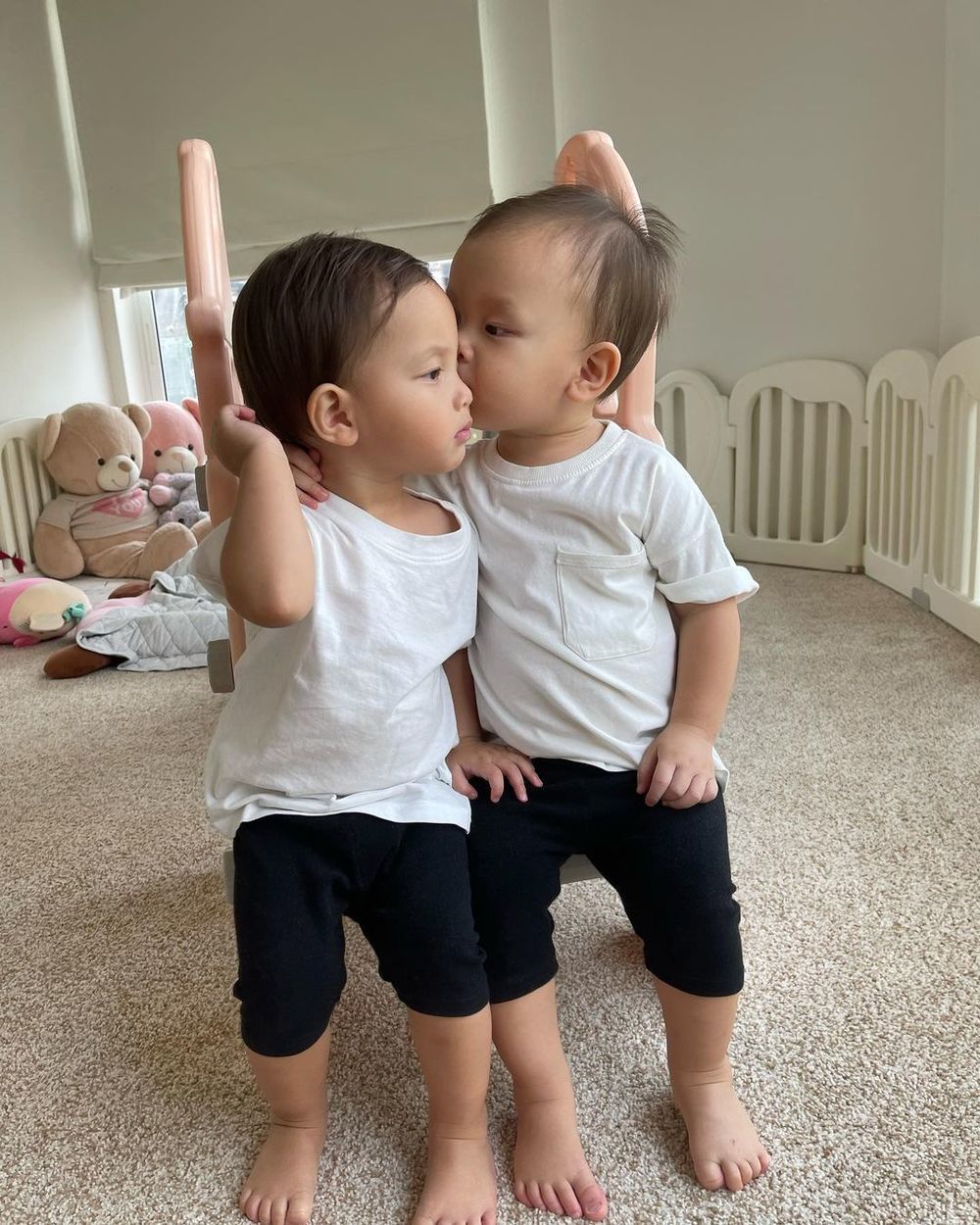 
Hai bé chăm sóc lẫn nhau khiến ai nấy đều yêu mến, ngưỡng mộ cách dạy con của Hồ Ngọc Hà. (Ảnh: Instagram henrylisaleon) - Tin sao Viet - Tin tuc sao Viet - Scandal sao Viet - Tin tuc cua Sao - Tin cua Sao