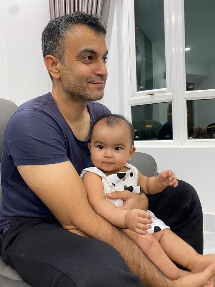    Ông xã Võ Hạ Trâm bận rộn cả ngày vì công việc kinh doanh và thời gian buổi tối anh dùng để xem tivi cùng con gái. - Tin sao Viet - Tin tuc sao Viet - Scandal sao Viet - Tin tuc cua Sao - Tin cua Sao