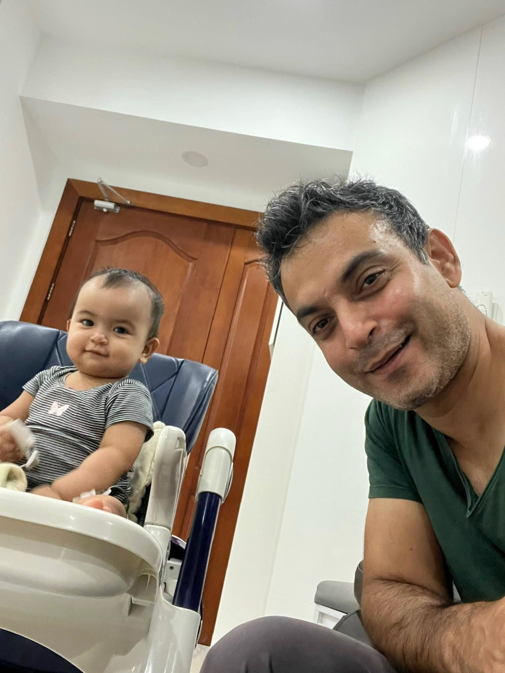    Ai cũng bất ngờ khi Moon vài tháng tuổi nhưng rất hợp tác để chụp ảnh với ba, nụ cười cũng nhẹ nhàng y hệt nhau. - Tin sao Viet - Tin tuc sao Viet - Scandal sao Viet - Tin tuc cua Sao - Tin cua Sao