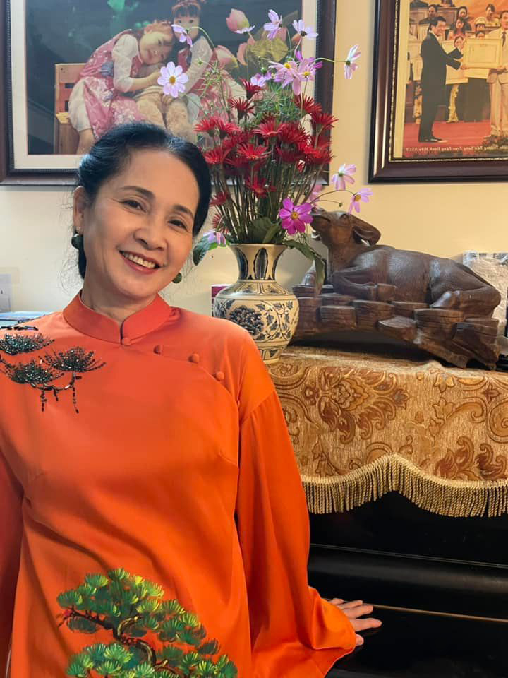 Ngoài đời, nữ nghệ sĩ rất dịu dàng. (Ảnh: FB Lan Hương Bông)