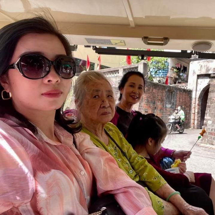 Nữ nghệ sĩ sống trong gia đình 4 thế hệ. (Ảnh: FB Lan Hương Bông)
