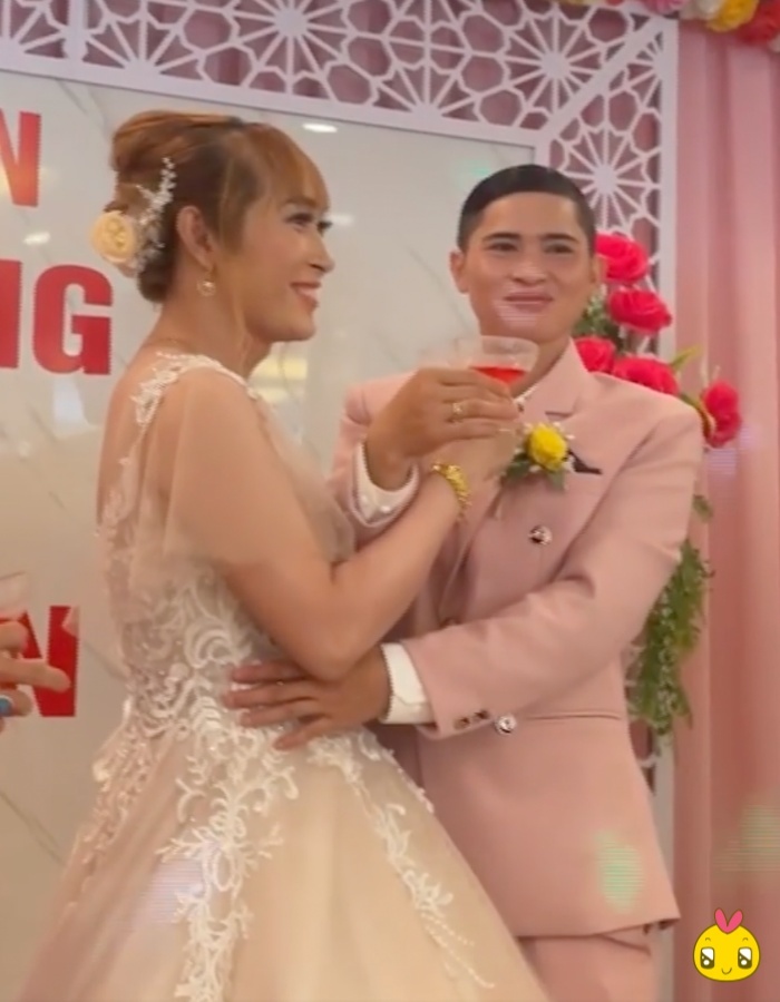  
Hình ảnh đám cưới của cặp đôi thuộc cộng đồng LGBT đang nhận về nhiều sự quan tâm của netizen.