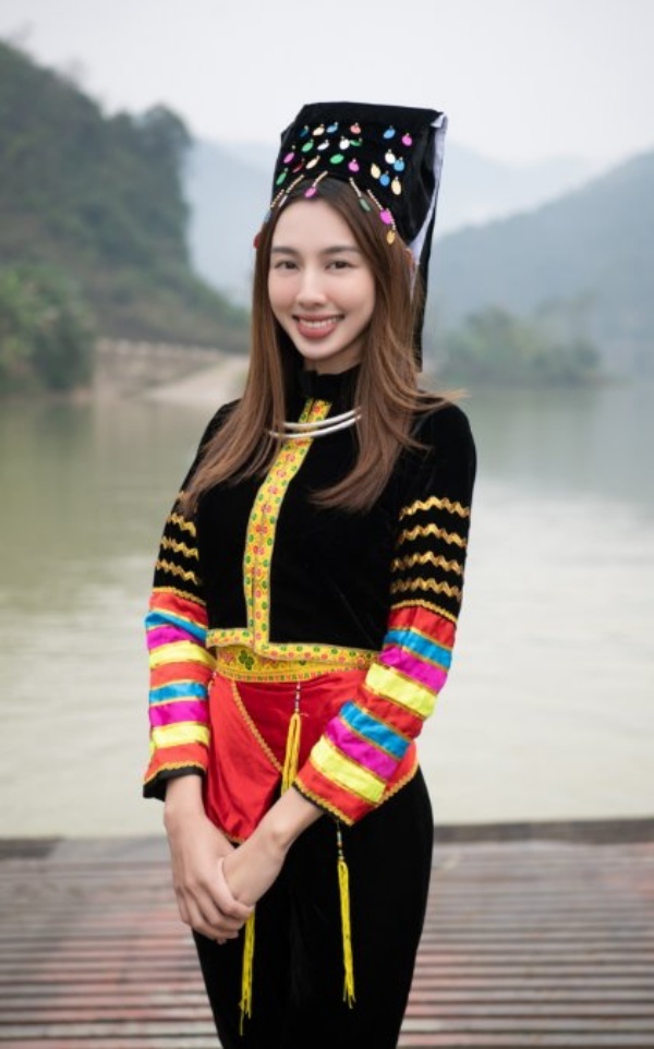 
Người đẹp gốc Sài thành thử sức với nhiều mẫu trang phục dân tộc khác nhau. (Ảnh: FB Nguyễn Thúc Thùy Tiên)
