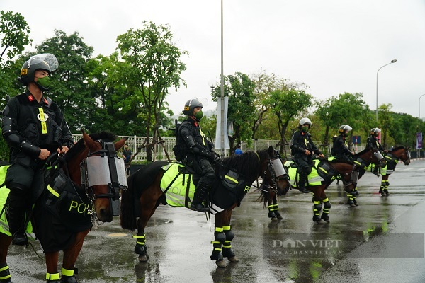  Tại mỗi cửa của sân vận động sẽ có biên đội gồm 5 chiến sĩ CSCĐ kỵ binh bảo vệ. (Ảnh: Dân Việt)