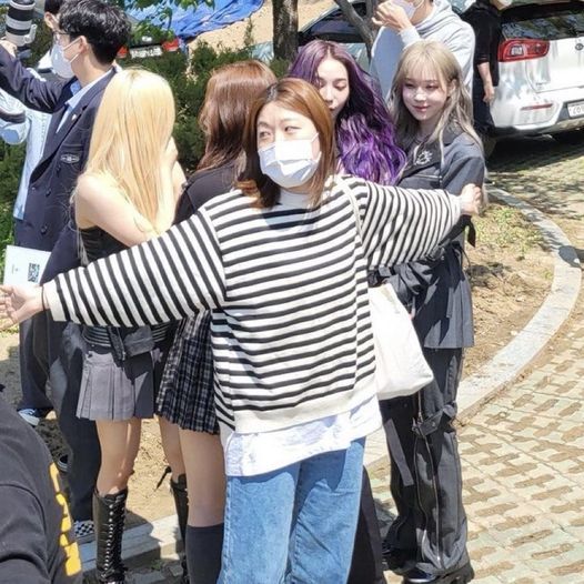  Hình ảnh nữ quản lý cố gắng bảo vệ aespa giữa đám đông khiến fan bức xúc vì cách làm việc của SM. (Ảnh: Twitter @giselleskr)