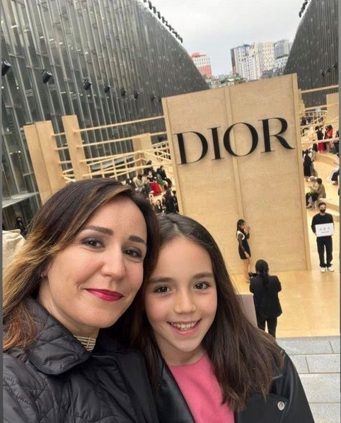  Mẹ của cô bé là Giám đốc phục trang sản phẩm da của nhà mốt Dior. (Ảnh: Koreaboo)