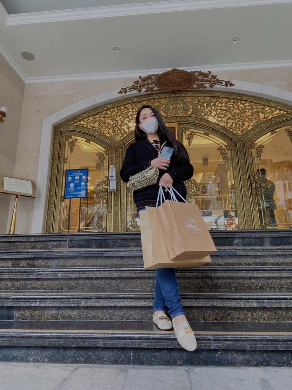 
Người đẹp thường xuyên khoe đồ hiệu, xe sang. (Ảnh: FB Hà Thanh Xuân) - Tin sao Viet - Tin tuc sao Viet - Scandal sao Viet - Tin tuc cua Sao - Tin cua Sao