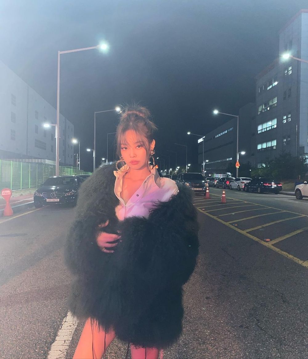 Khí chất thời thượng của cô nàng bất chấp mọi điều kiện xung quanh. (Ảnh: Instagram @jennierubyjane)