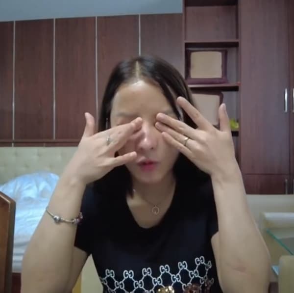  
Nữ YouTuber rơi nước mắt khi chia sẻ kết quả không mấy khả quan của mình. (Ảnh: Chụp màn hình FB Vợ Chồng Nhà Nhân JP)