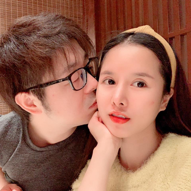  
Cặp đôi lúc nào cũng ngọt ngào như mới cưới. (Ảnh: FB Vợ Chồng Nhà Nhân JP)