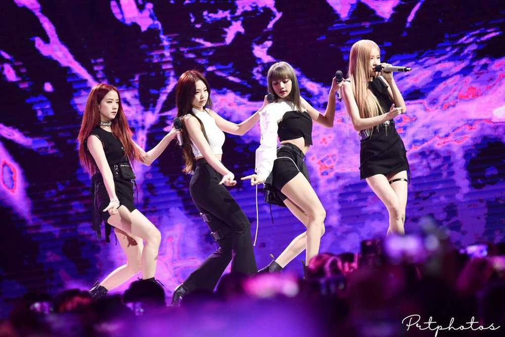 Rosé từng gây ấn tượng khi ra hiệu rất nhanh trên sân khấu để dặn staff chỉnh âm lượng tai nghe. (Ảnh: Amino)